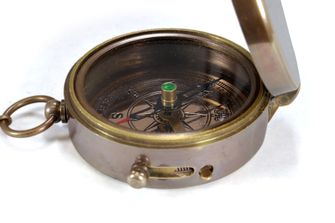 Kompas kieszonkowy Origin Outdoors Antyczny mosiężny kompas kieszonkowy ze skórzanym etui