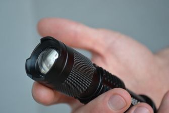 Wojskowa latarka LED z ładowalnym zoomem, 13 cm